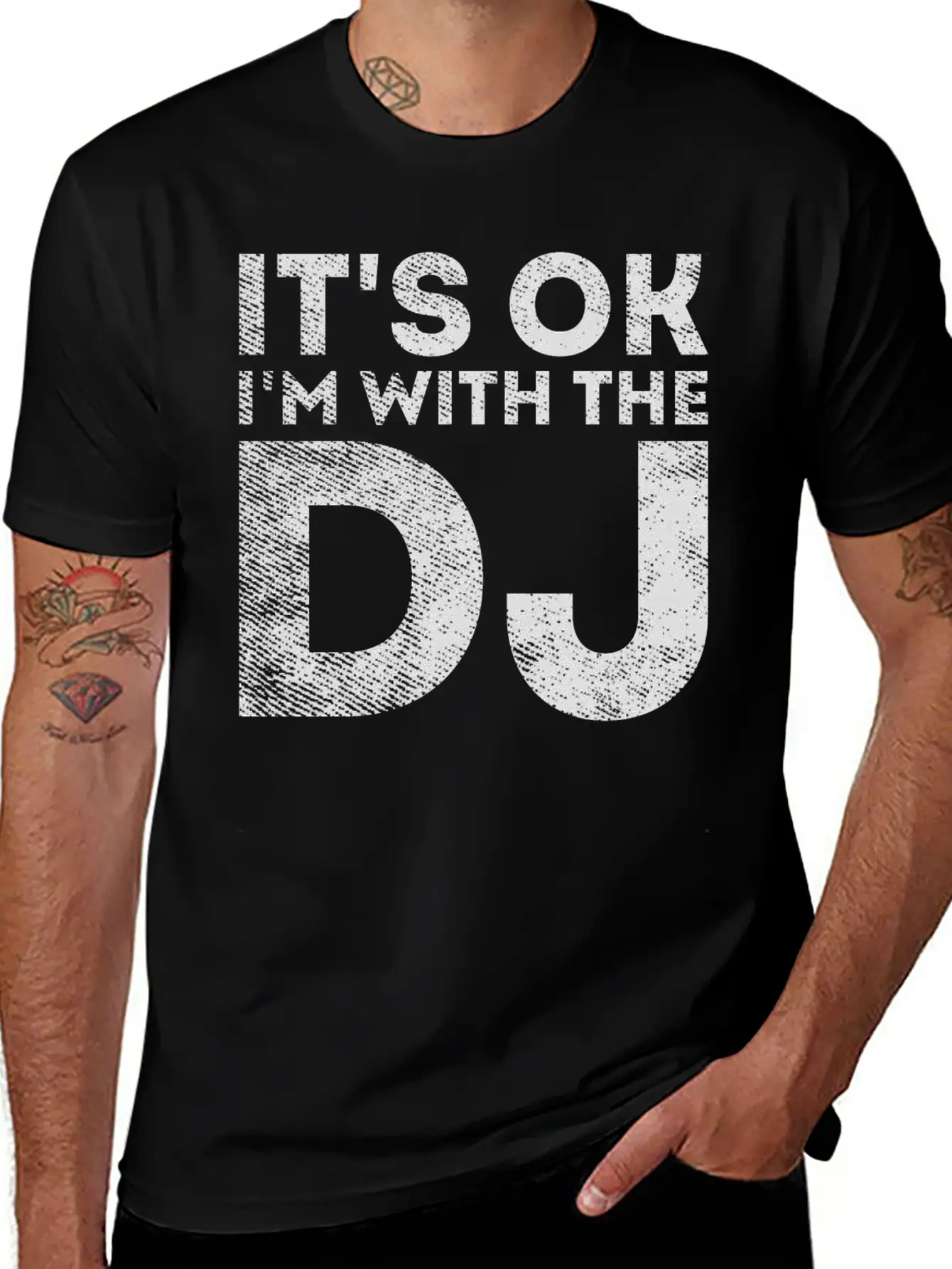 I'm With The DJ - Funny Sarcastic Dj Stylish Everyday T-Shirt – Unisex Basic Cotton Tee