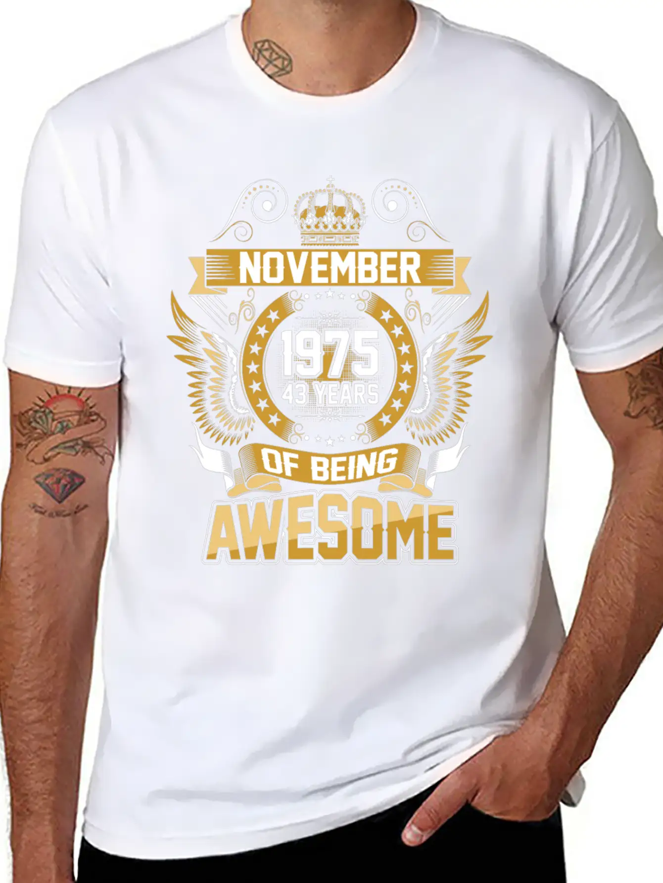 November 1975 43 Years Of Being Awesome Relaxed Everyday Tee – Lightweight And Durable Cotton