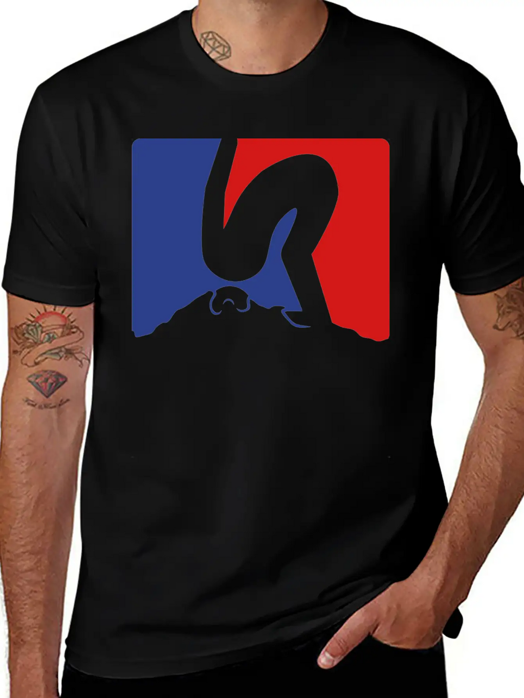 Rot Blau Design Kopf In Den Sand Stecken Nicht Auf Basic Graphic T-Shirt – Daily Comfort In Soft Cotton