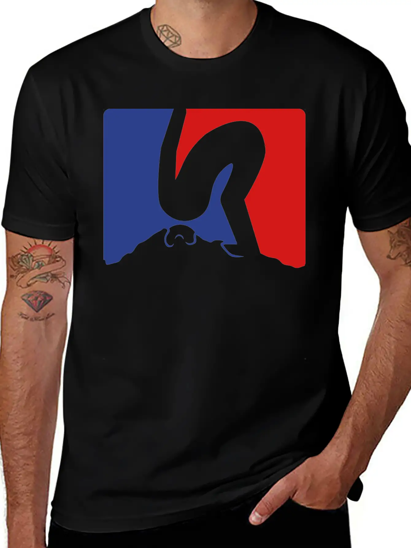Rot Blau Design Kopf In Den Sand Stecken Nicht Auf Basic Graphic T-Shirt – Daily Comfort In Soft Cotton