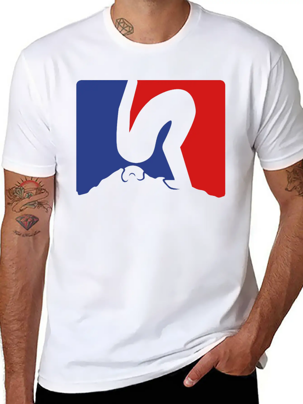 Rot Blau Design Kopf In Den Sand Stecken Nicht Auf Basic Graphic T-Shirt – Daily Comfort In Soft Cotton