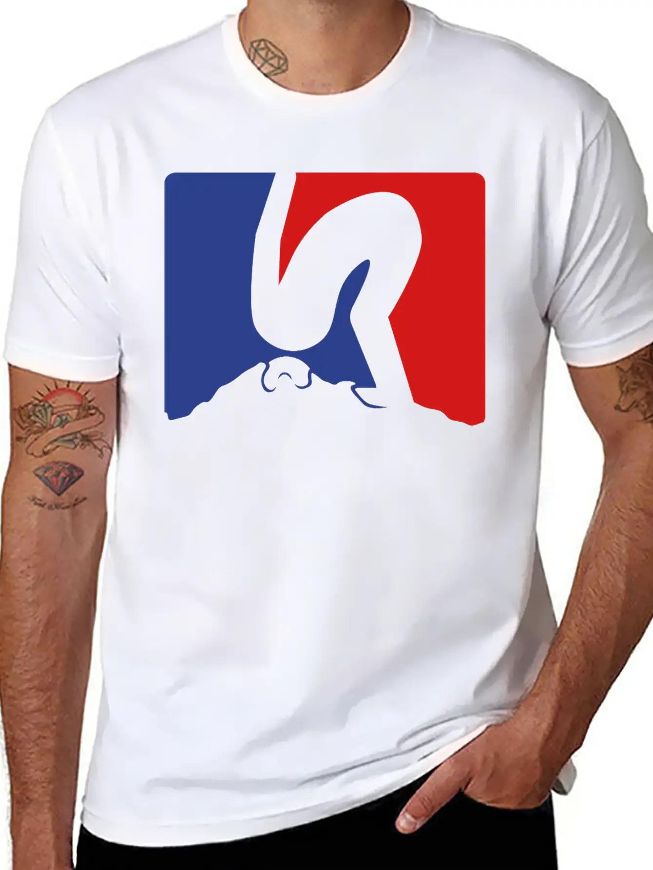 Rot Blau Design Kopf In Den Sand Stecken Nicht Auf Basic Graphic T-Shirt – Daily Comfort In Soft Cotton